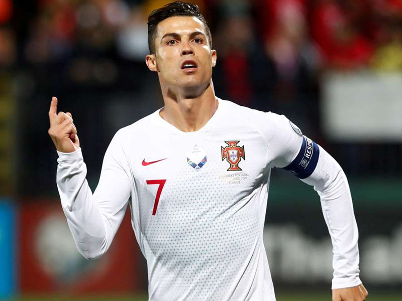 كريستيانو رونالدو يهرب مع عائلته من "كورونا"